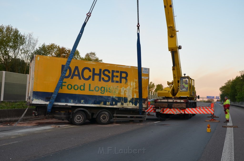 VU LKW umgestuerzt A 3 Rich Oberhausen Hoehe AS Koeln Koenigsforst P038.JPG - Miklos Laubert